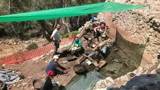 Una piedra de molino y piezas cerámicas salen a la luz en sa Bastida de Alaró