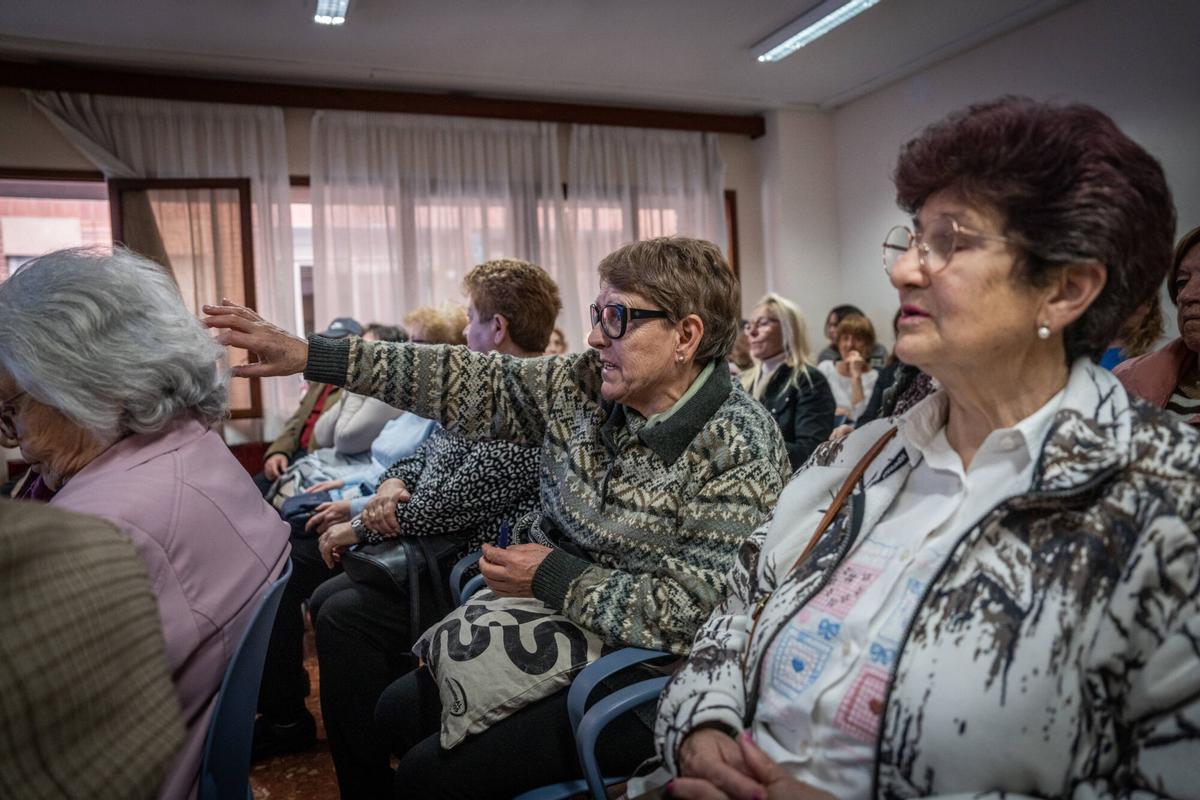 Juliana Velasco interviene en el taller 'EduMèdia' para ayudar detectar informaciones falsas, impartida por el Col·legi de Periodistes y la conselleria de Drets Socials, en el Centro Cívico de Santa Coloma de Gramenet.