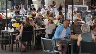 La hostelería gallega necesita más de 10.000 trabajadores para cubrir la demanda este verano: "Acudimos a grupos de WhatsApp"