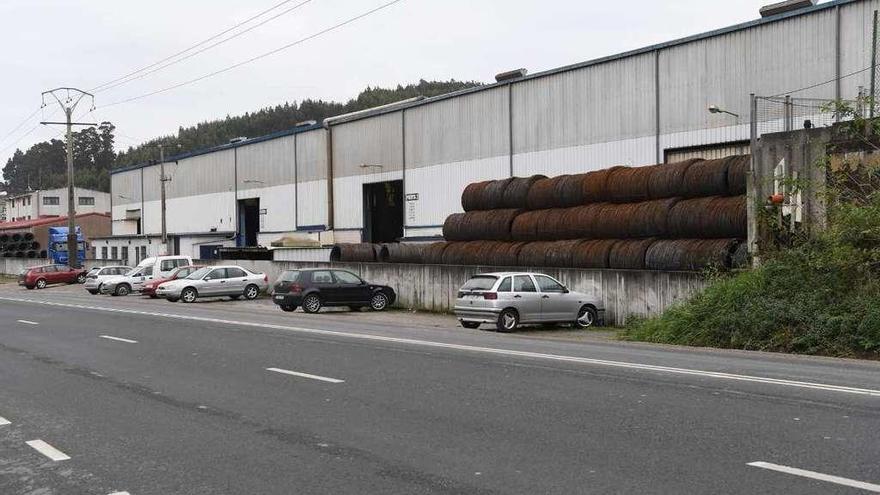 Nave de Gallega de Mallas, en el polígono industrial de Sabón.