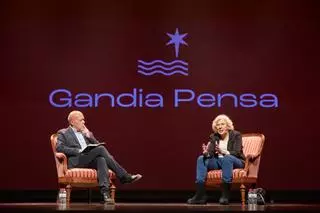 Carmena: «Si no la cuidamos, la democracia estará en peligro»