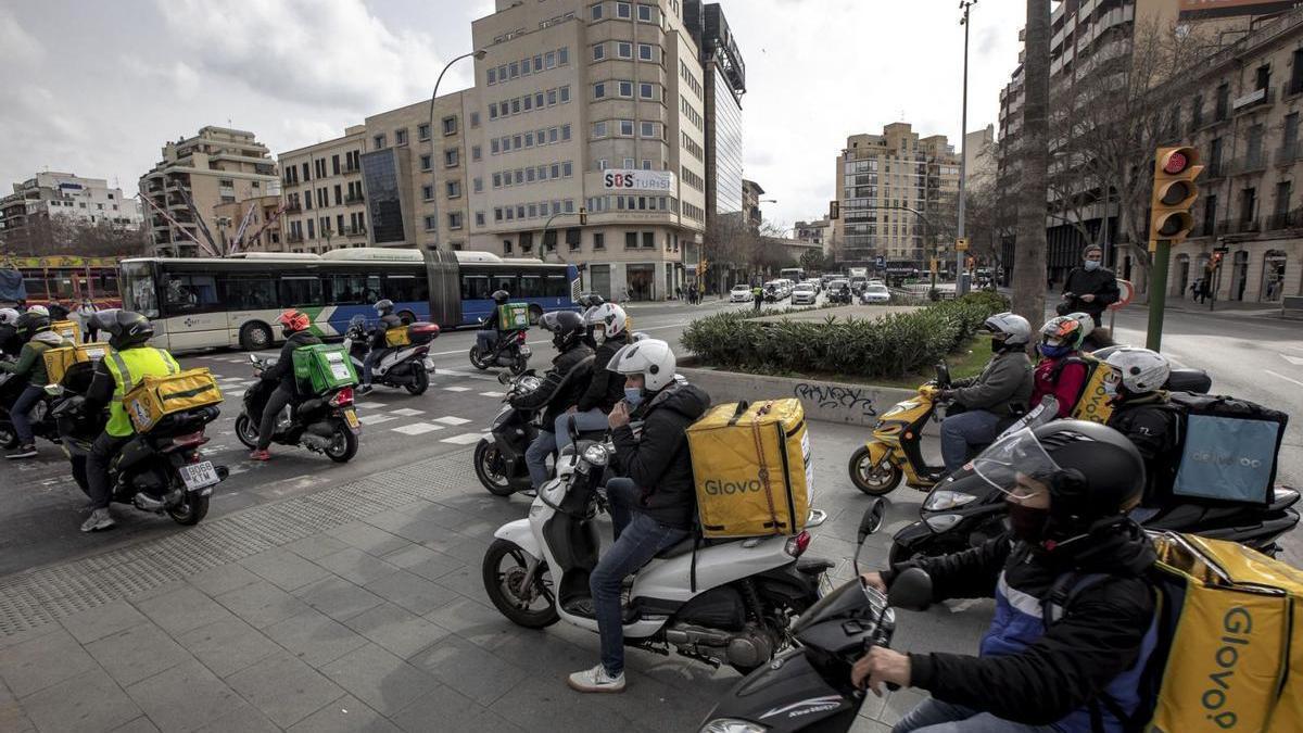 Die Rider von Glovo bei einer Protestfahrt im März 2021 in Palma.