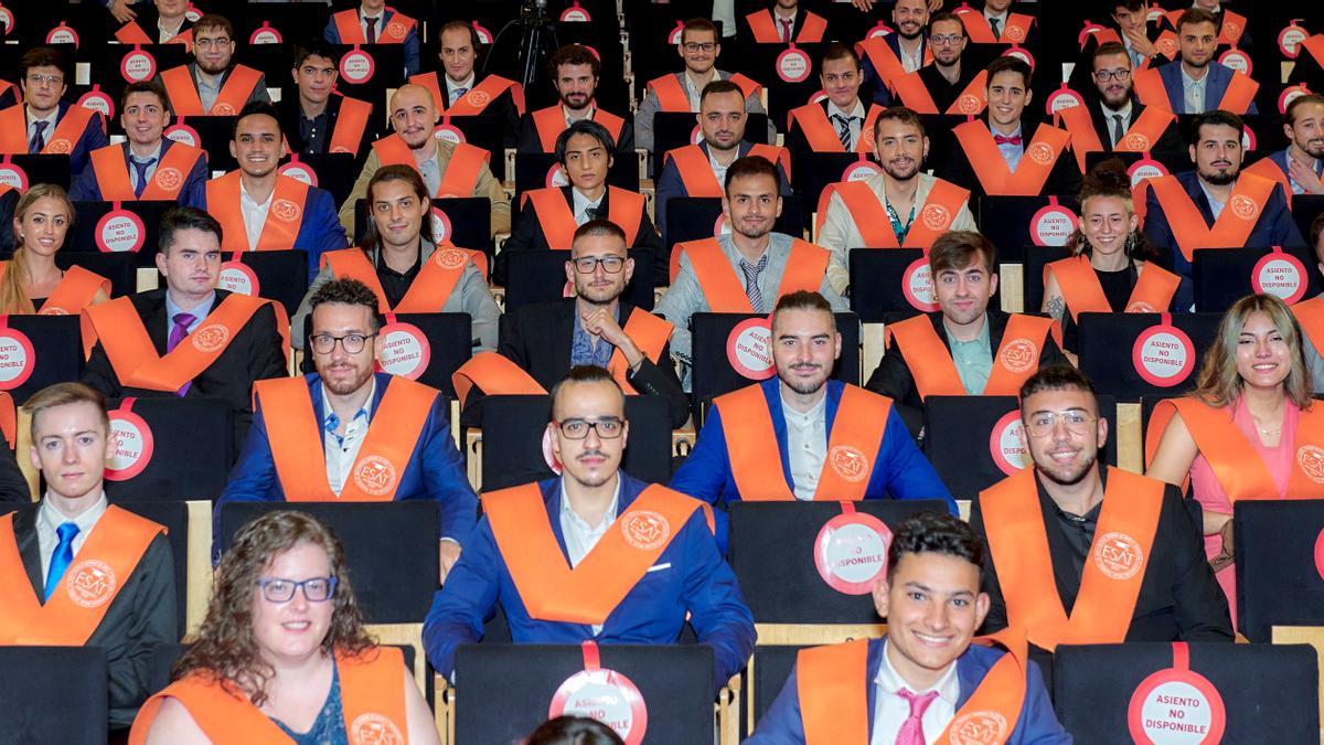 Los alumnos de ESAT obtuvieron sus HND en un emotivo acto en el Centro Cultural Bancaja de Valencia.