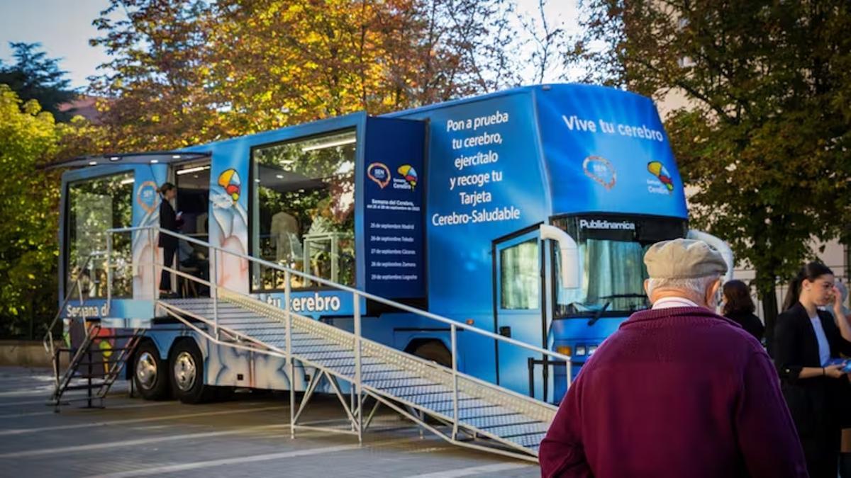 Autobús del Cerebro en una de sus paradas-