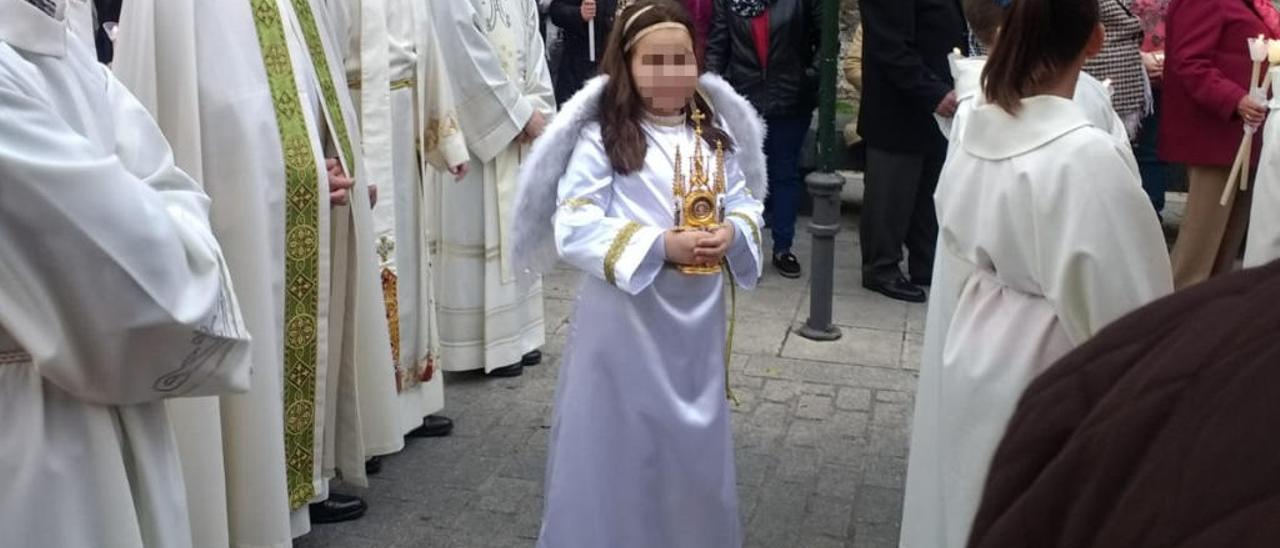 La niña Ángel Custodio el día de la procesión con su traje comprado horas antes.