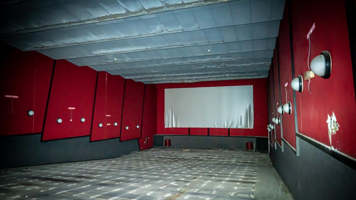 La sala del antiguo cine Pere IV, pendiente de demolición en el barrio del Besòs i el Maresme, en Barcelona.