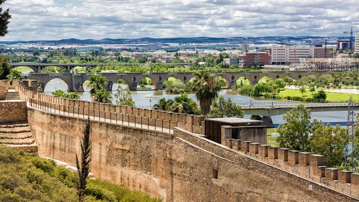 La muralla más grande de Europa está en Extremadura.