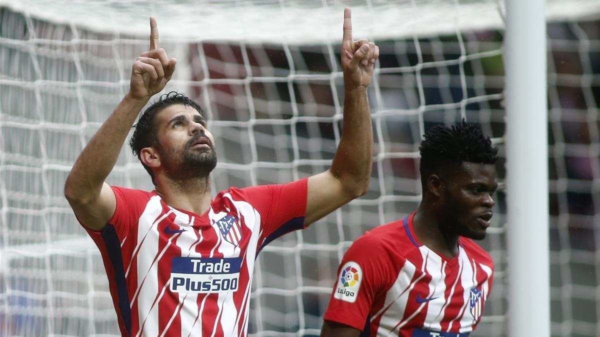 Diego Costa celebra un gol con el Atlético señalando al cielo