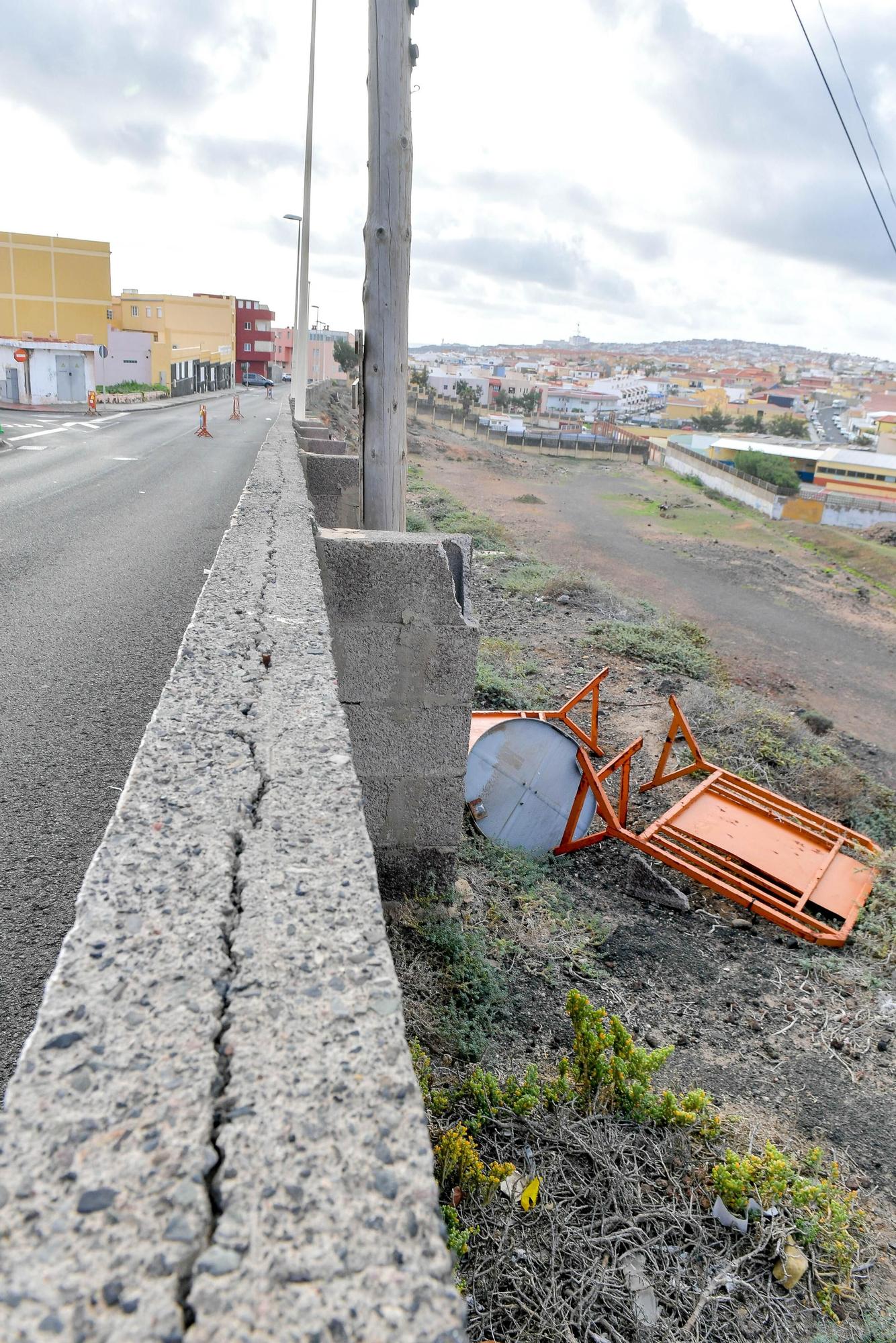 Los vecinos avisan de un posible derrumbe en la calle Orquídea (La Garita)