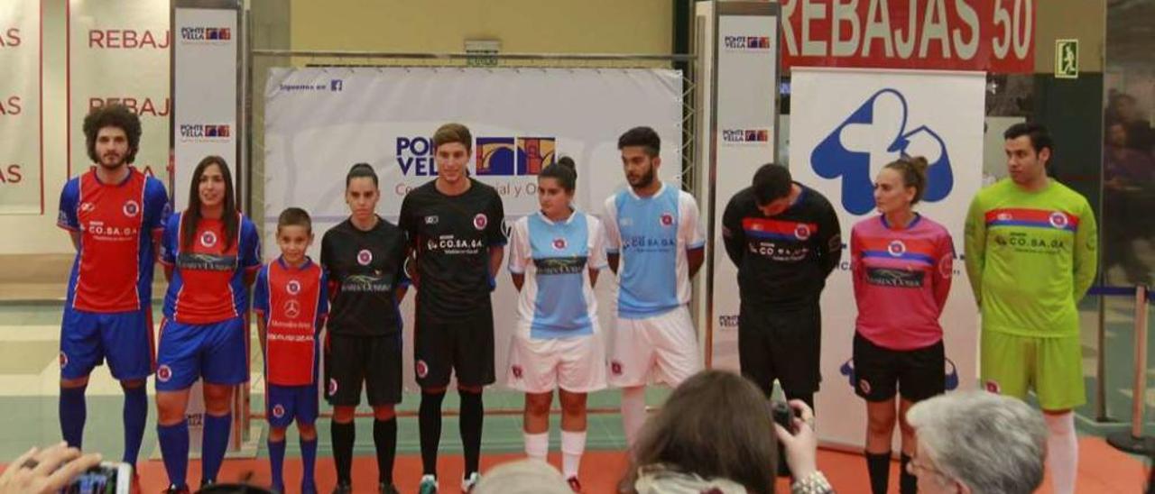 Componentes de la UD Ourense lucen las equipaciones de la próxima temporada, ayer en el Centro Comercial Ponte Vella. // Jesús Regal