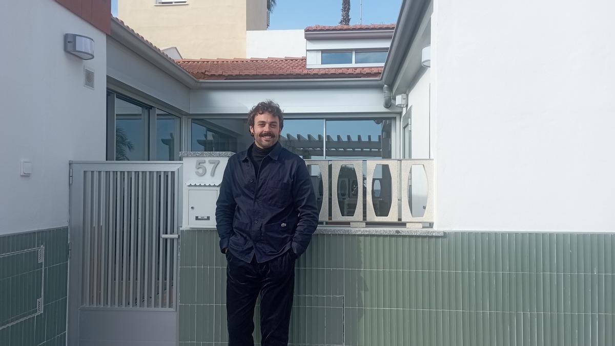 El arquitecto, delante de la fachada del 57 de Banda del Mar.