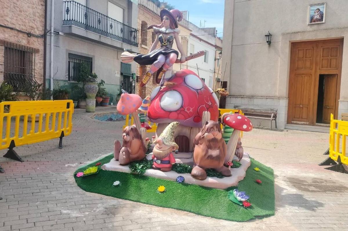 La falla de Villalonga está situada en el barrio de l'Alcúdia