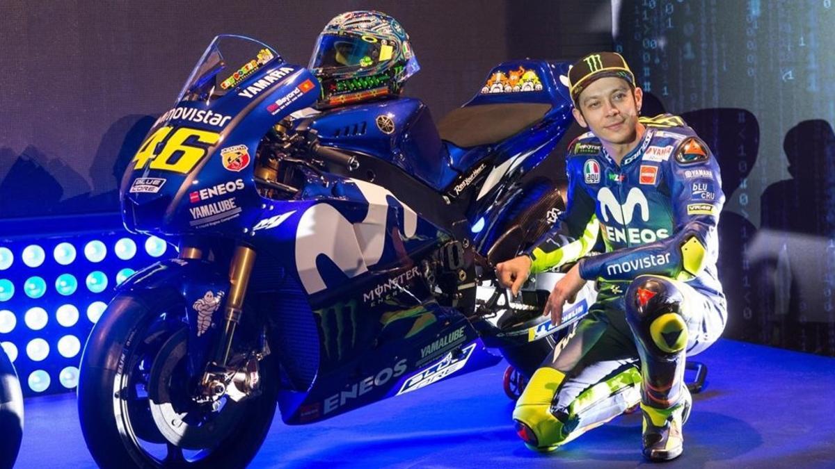 Valentino Rossi posa, el día de la presentación del equipo Movistar-Yamaha, junto a su M1.