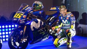 Valentino Rossi posa, el día de la presentación del equipo Movistar-Yamaha, junto a su M1.