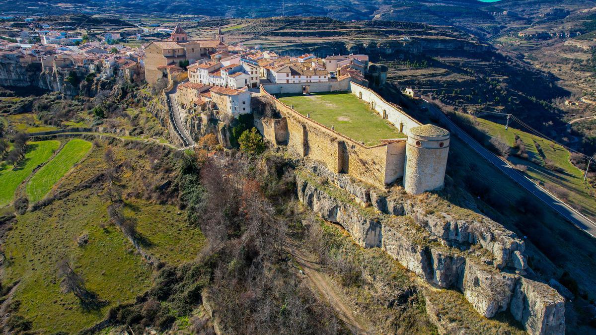 El pueblo de España que parece sacado de un cuento: en lo alto de un acantilado