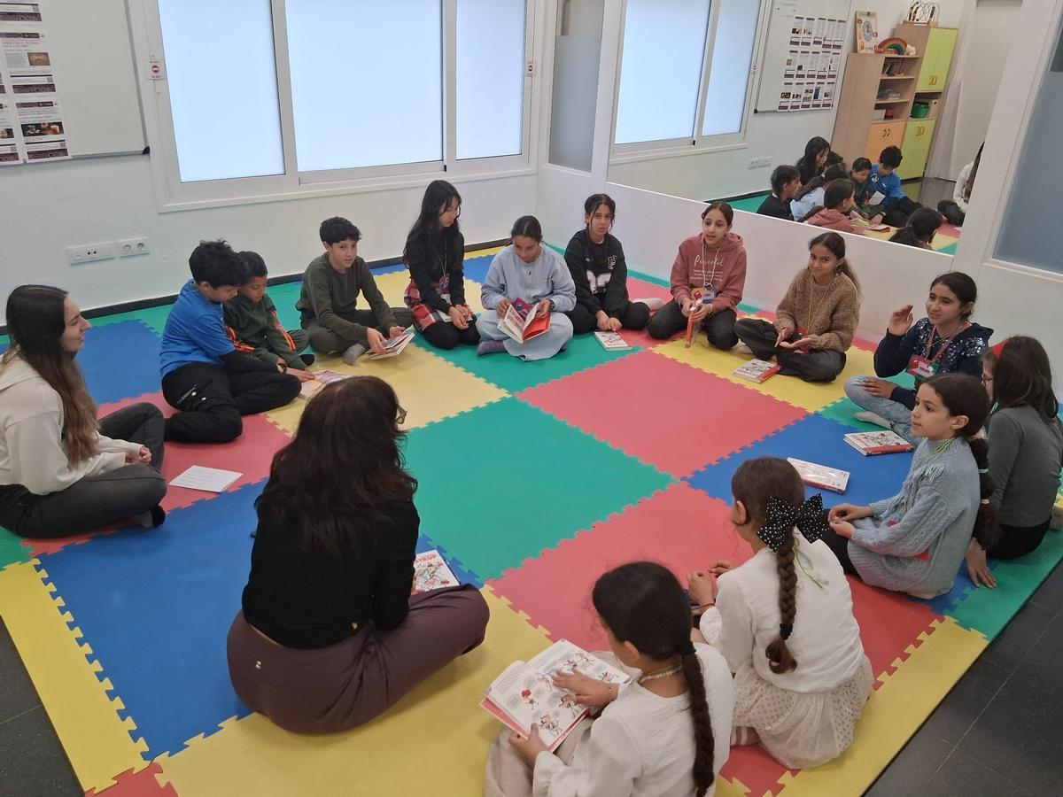 Una quinzena de nens assisteixen un cop al mes al club de lectura