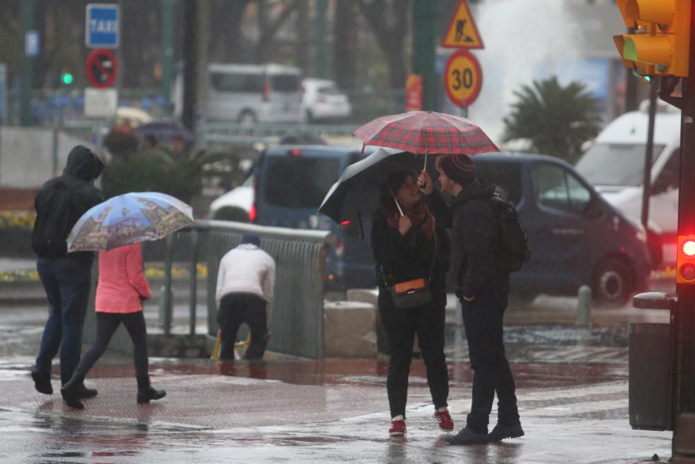La borrasca Emma se sigue dejando sentir en Málaga durante la jornada del viernes. La alerta por fuertes precipitaciones sigue activa hasta las seis de la tarde.