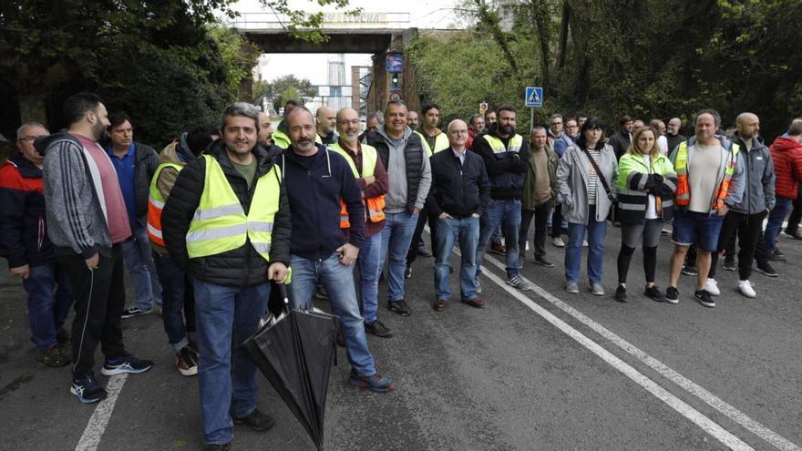 Primera concentración de trabajadores de Saint-Gobain, ayer, en la puerta del complejo industrial de La Maruca. | Ricardo Solís