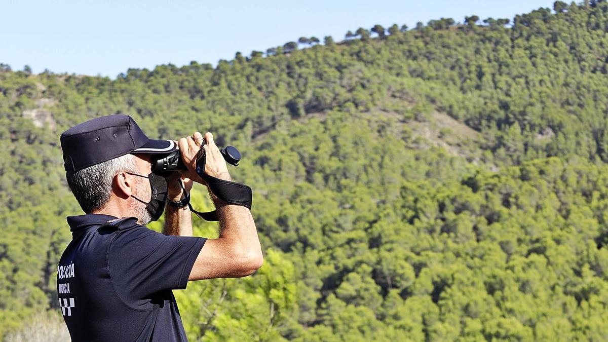 Agente de la Patrulla Ecolígica en el Parque Forestal Majal Blanco.