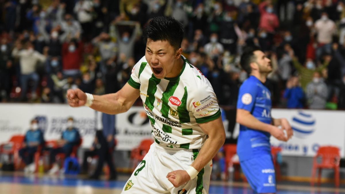 Shimizu celebra un gol ante el Valdepeñas en Vista Alegre con el Córdoba Futsal.