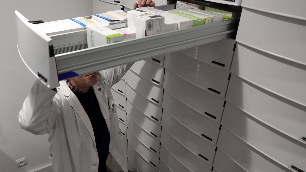 Un farmacéutico busca un medicamento