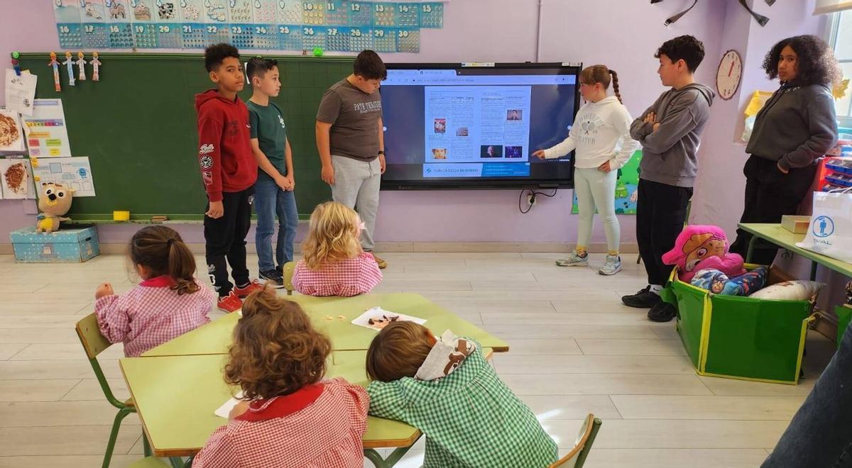 Dellos de los participantes, presentando «Onisypico» a los escolinos de Primaria. | M. T. N.