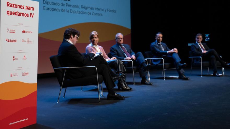 Un momento de la mesa redonda sobre «Estrategias y políticas activas contra la despoblación», celebrada sobre el escenario del Ramos Carrión. | Jose Luis Fernández