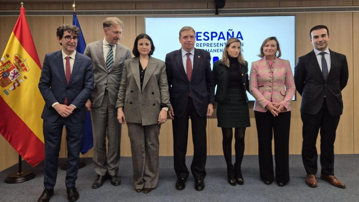 Representantes de la armadora y del Gobierno, con Luis Planas en el centro, ayer en Bruselas.