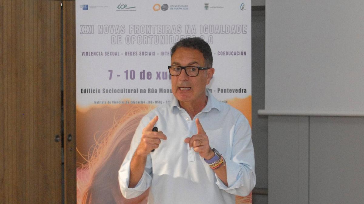 Miguel Lorente impartió una conferencia, este martes, en el curso de verano de igualdad de Lalín.