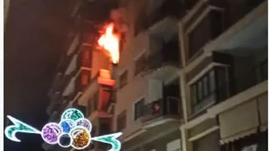 Un perro fallece en un incendio declarado en un piso de Algemesí.