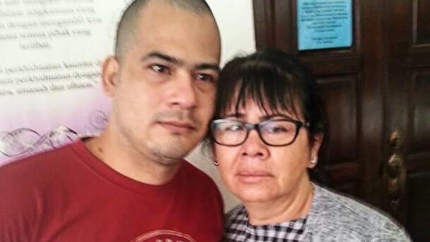 Víctor, con su madre, en una foto tomada en Malasia en diciembre.