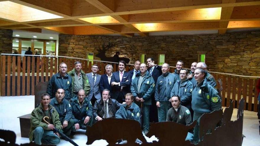 Agentes medioambientales con responsables de Medio Ambiente en el Centro del Lobo, en Robledo.