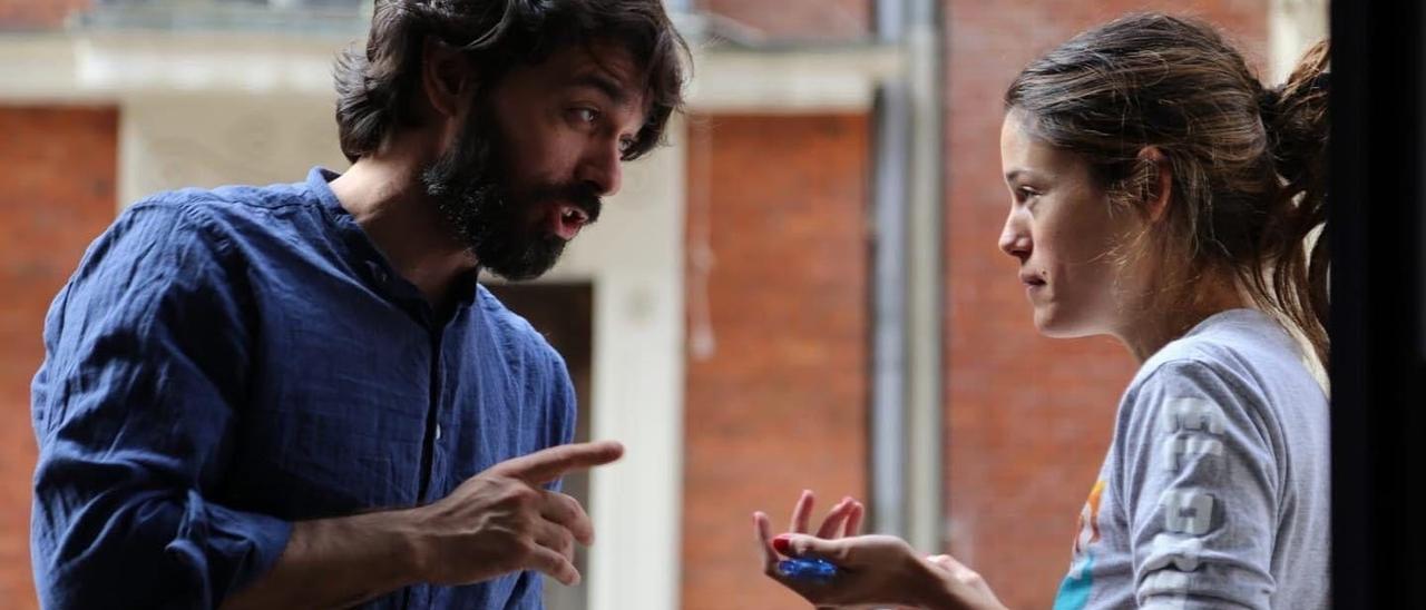 El actor Alberto Amarilla, protagonista de ‘El comité’ en un ensayo con la actriz Elisabeth Larena.