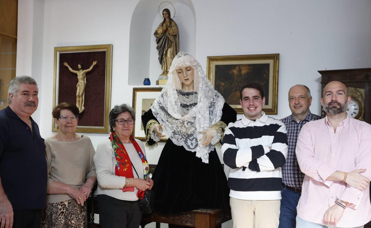 De Sevilla a Gijón para vestir a la Vera Cruz