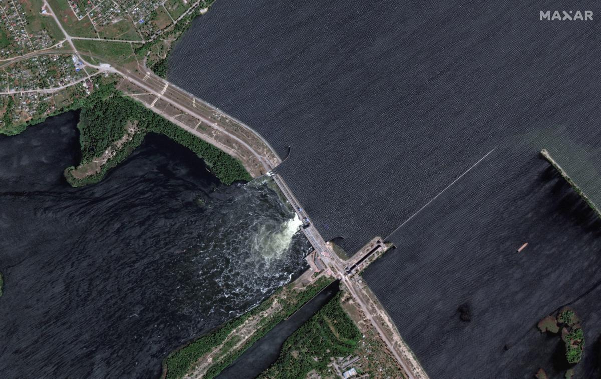 La presa de la central hidroeléctrica de Kajovka, en la región de Jersón, en una imagen de satélite.