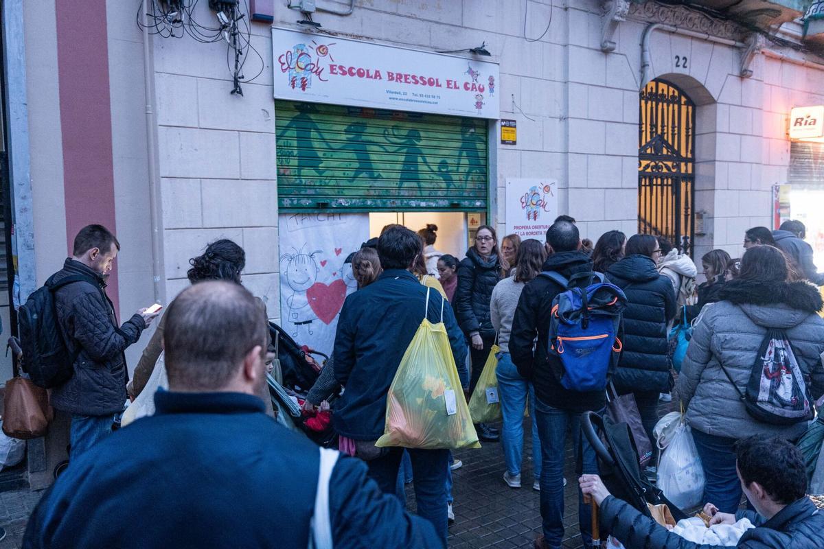 Familias de la guardería El Cau, en Hostafrancs, recogen algunas pertenencias de sus hijos una semana después del desahucio repentino del centro