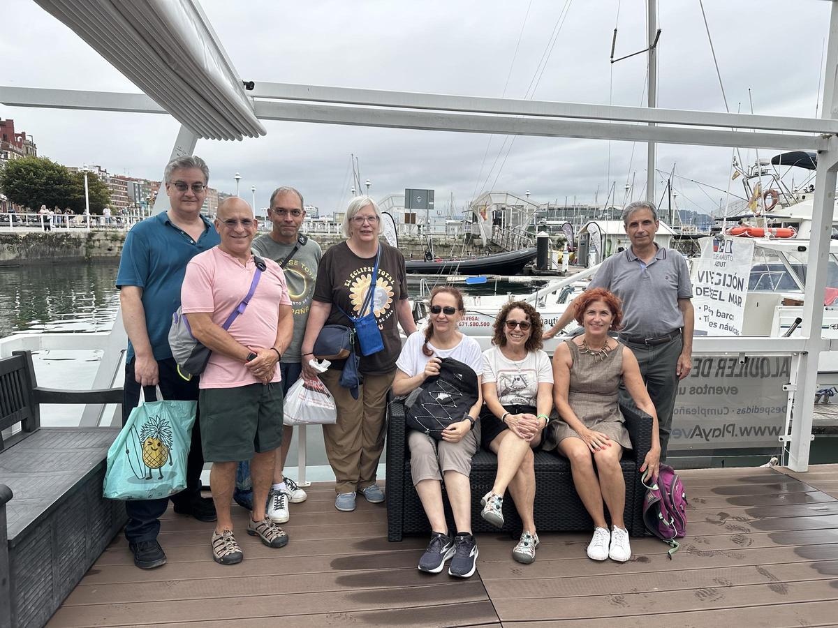 Gijón vive el eclipse entre reencuentros y la ilusión de “sentir” el fenómeno