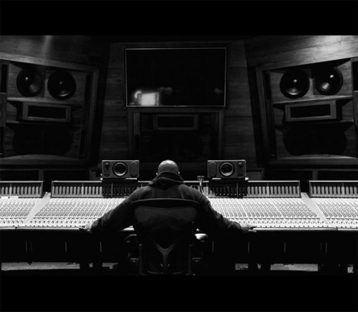Dr Dre en una mesa de mezclas