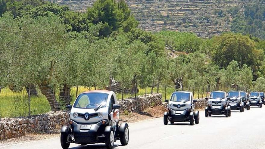Eine ganze Armada von Renault Twizys fährt über die Straßen der Insel.