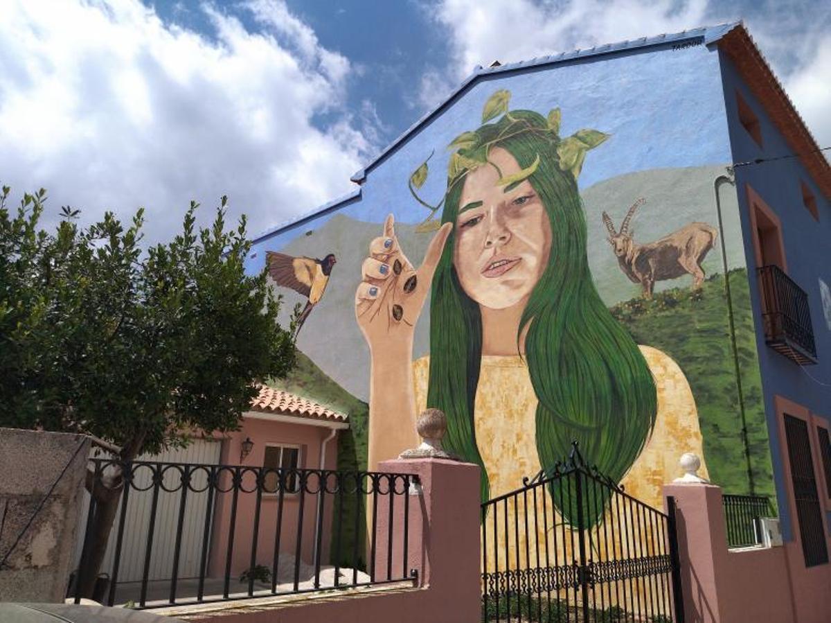 El arte aletea en los muros de Benigembla