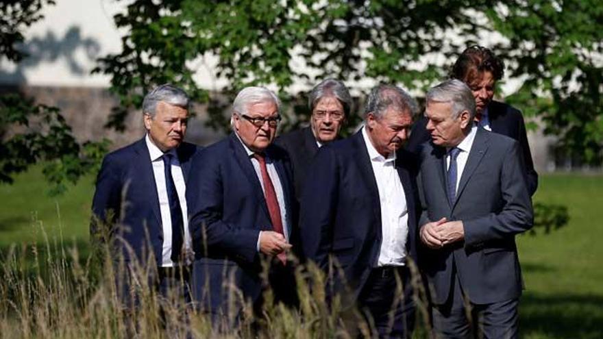 De izquierda a derecha, los ministros de Exteriores de Bélgica, Alemania, Italia, Luxemburgo, Francia y Holanda, ayer, en Berlín. // Reuters