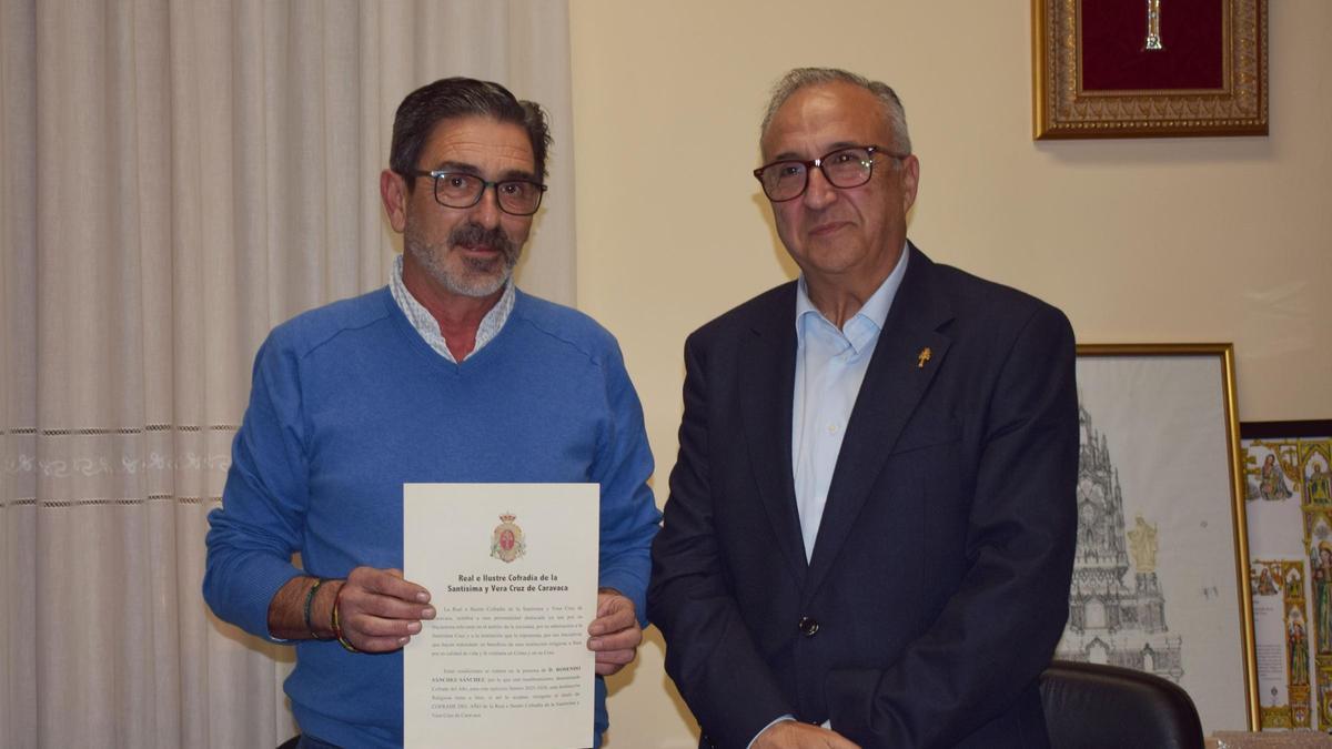Rosendo Sánchez, encargado del mantenimiento técnico de los carros procesionales de la Vera Cruz y Santa Elena, es nombrado Cofrade del Año