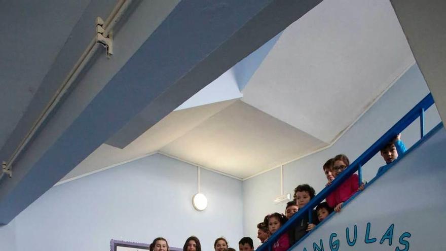 Los alumnos de menor edad del colegio de La Arena, en el vestíbulo, donde se ha colocado el acuario.