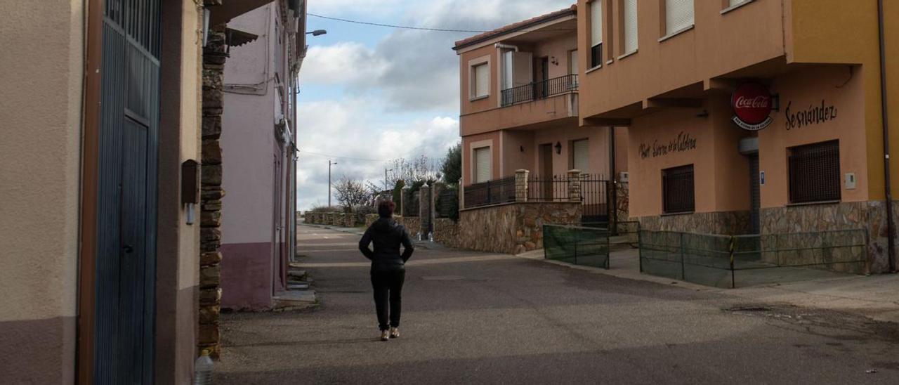 Una mujer camina por un pueblo de Zamora. |