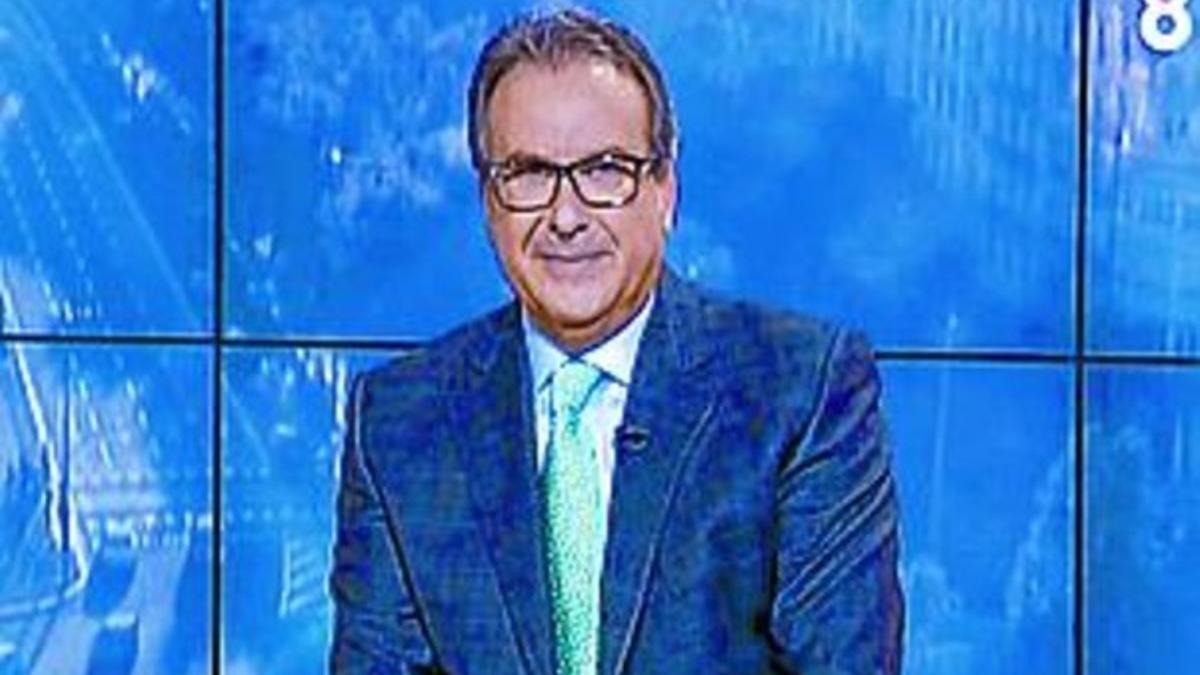 Josep Cuní, presentando'8 al día' (8TV).