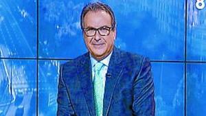 Josep Cuní, presentando’8 al día’ (8TV).