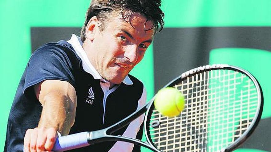 Robredo devuelve una bola en su partido ante el serbio Troicki.