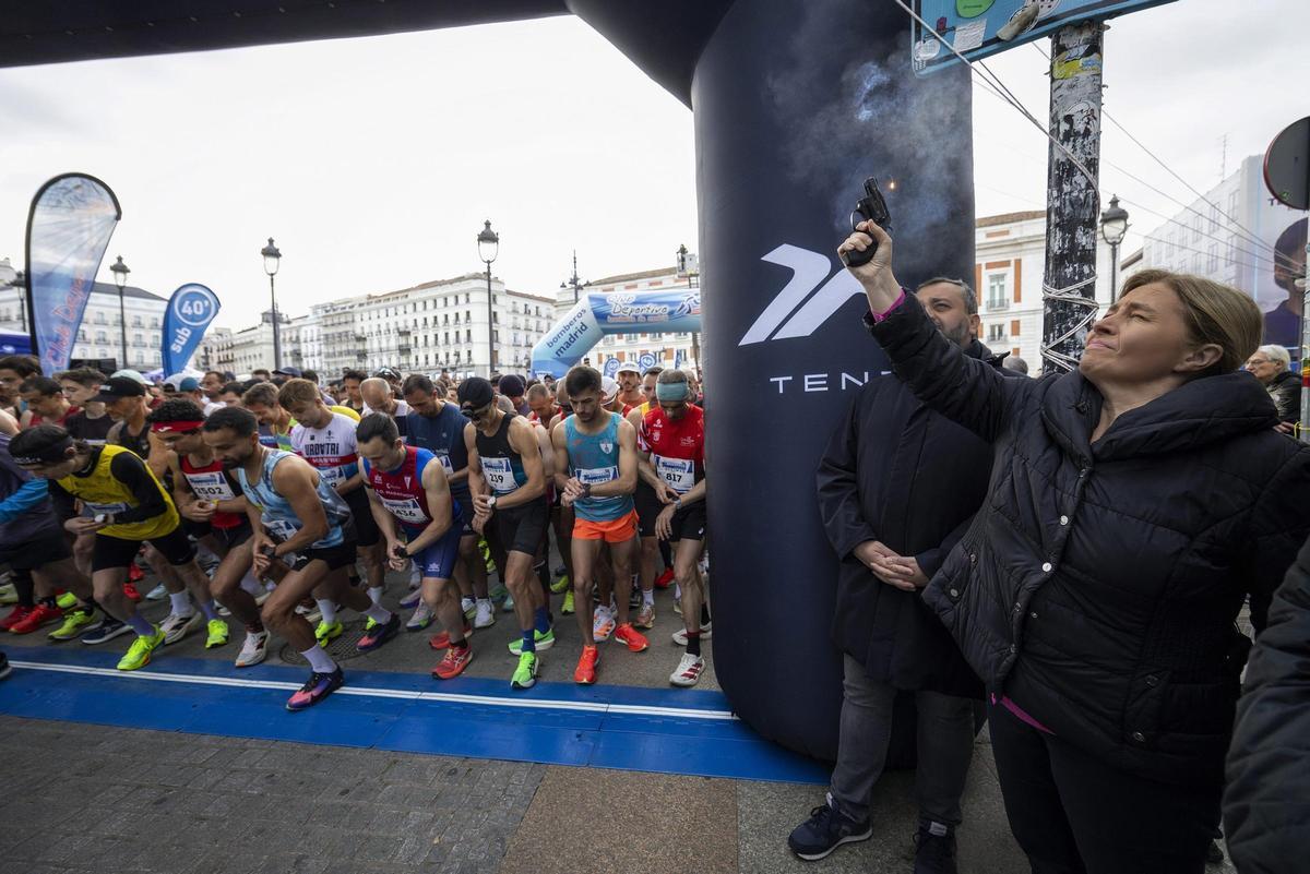 La vicealcaldesa, Inma Sanz, dando el pistoletazo de salida a la XIV Carrera de Bomberos de Madrid.