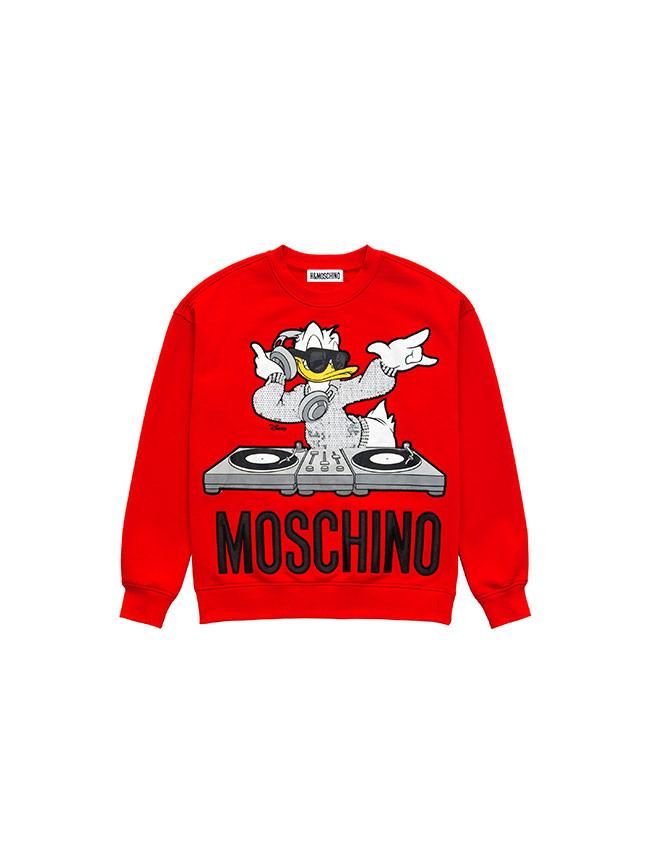 Todas las imágenes de la colección de Moschino x H&M: sudadera roja con logo y Donald Dj
