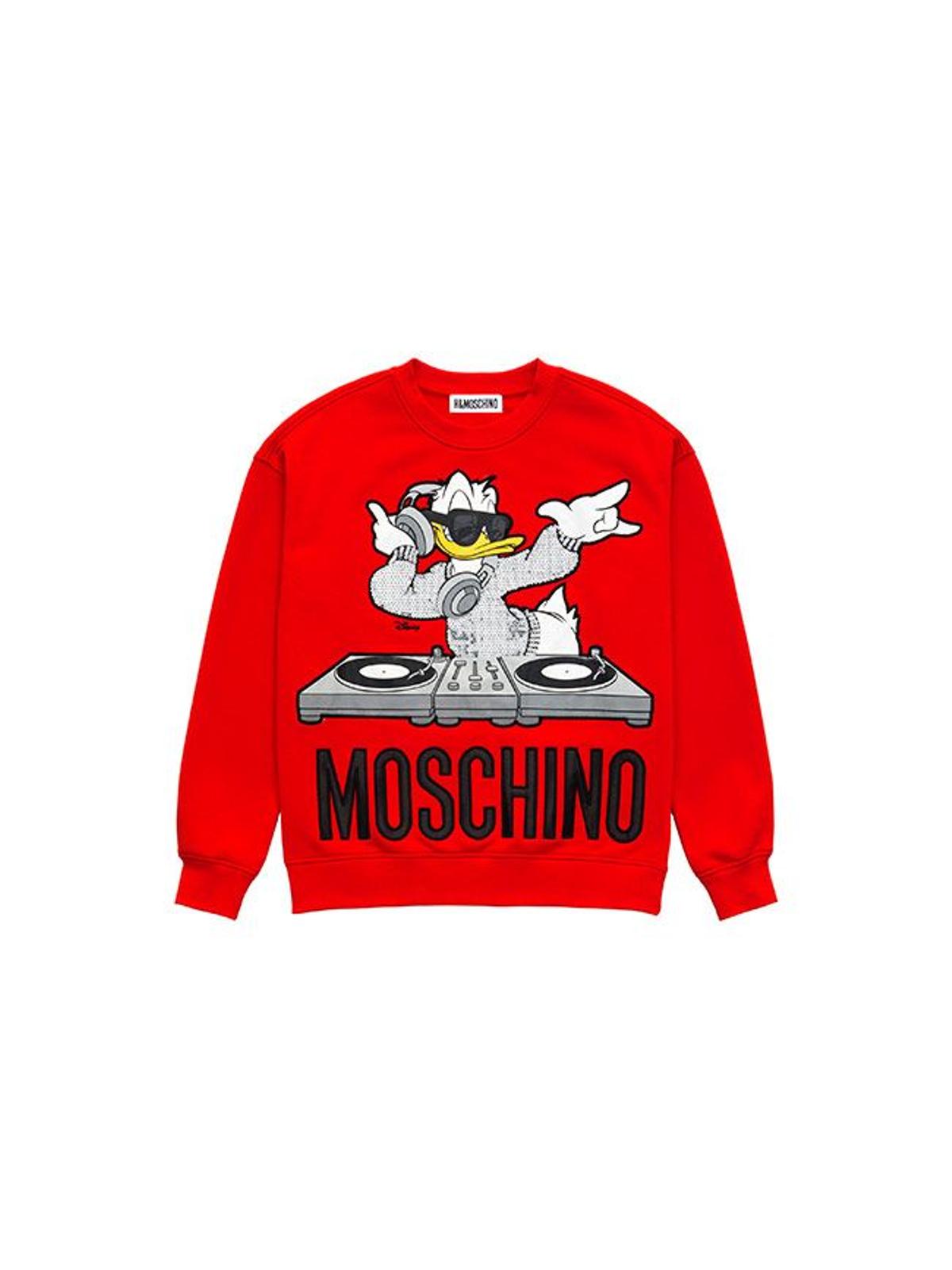 Todas las imágenes de la colección de Moschino x H&amp;M: sudadera roja con logo y Donald Dj